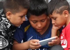 México entra a la guerra contra el celular en las aulas: “No quiero terminar embobado como los otros niños”