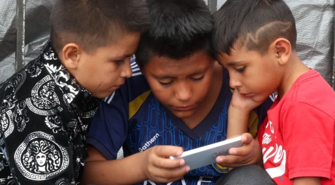 México entra a la guerra contra el celular en las aulas: “No quiero terminar embobado como los otros niños”