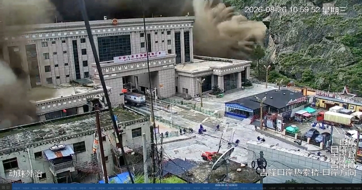 Una cámara de seguridad capta el momento en que un alud de barro y agua arrasa edificios en Gyirong, en la frontera entre Nepal y la región del Tíbet, China (Social Media/via REUTERS)