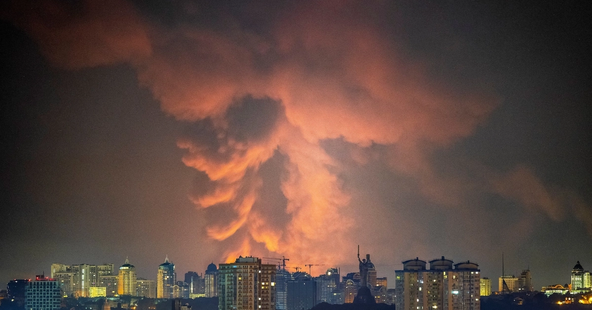 Se eleva humo en la ciudad durante un ataque con misiles rusos, en el marco de la ofensiva de Rusia contra Ucrania, en Kiev (Ucrania), el 5 de agosto de 2026 (REUTERS/Vladyslav Sodel)