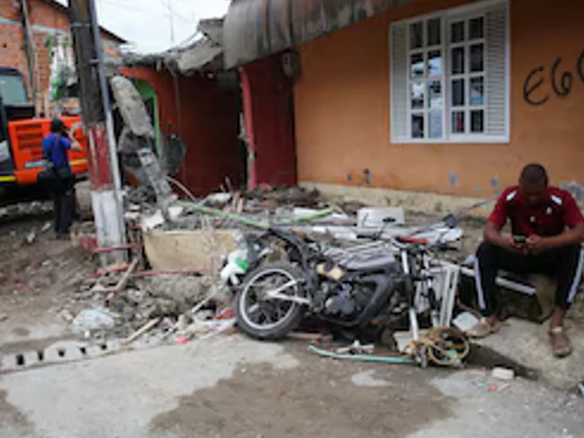 Mientras la maquinaria retira los escombros, las esperanzas de encontrar supervivientes del terremoto en Colombia se desvanecen (REUTERS/Juan David Duque)