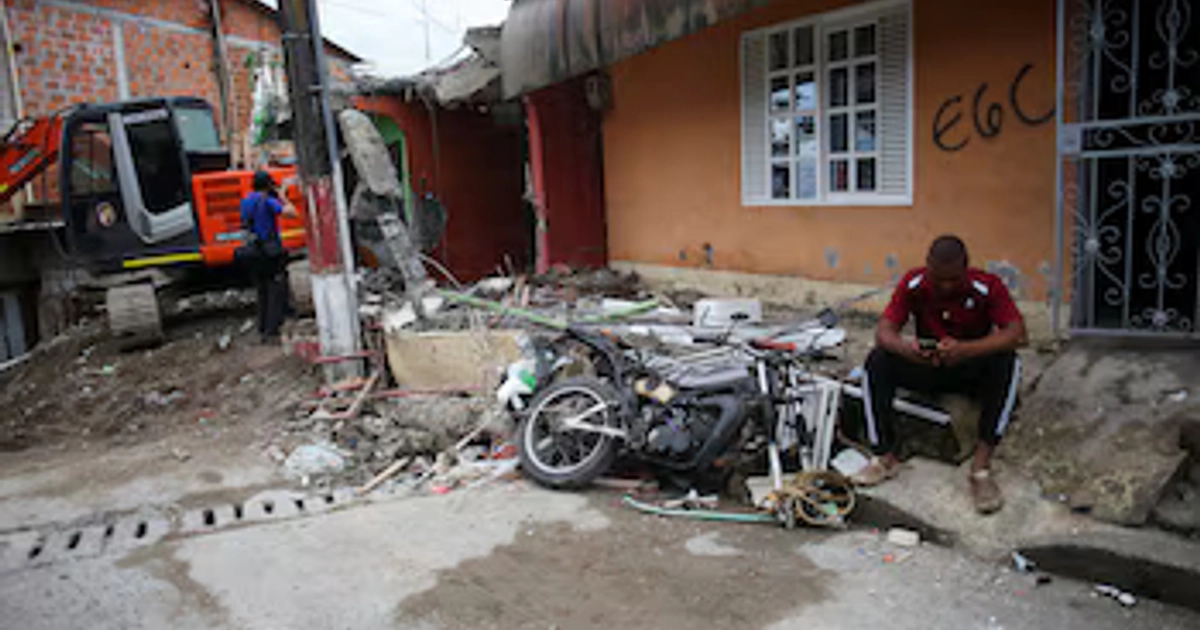 Mientras la maquinaria retira los escombros, las esperanzas de encontrar supervivientes del terremoto en Colombia se desvanecen (REUTERS/Juan David Duque)