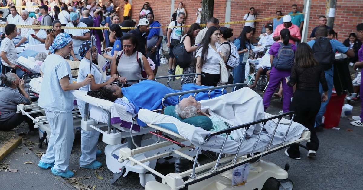 Pacientes evacuados de un hospital, en Cali.