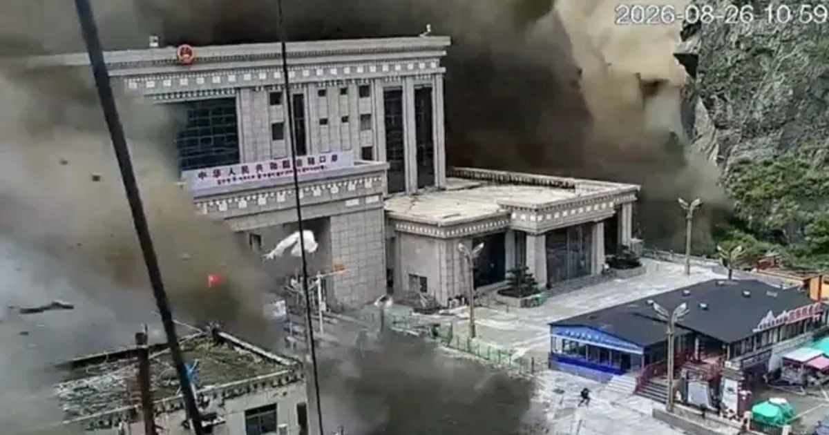 Las cámaras de seguridad muestran a personas corriendo mientras el lodo y el agua destruyen edificios en Gyirong, Tíbet.