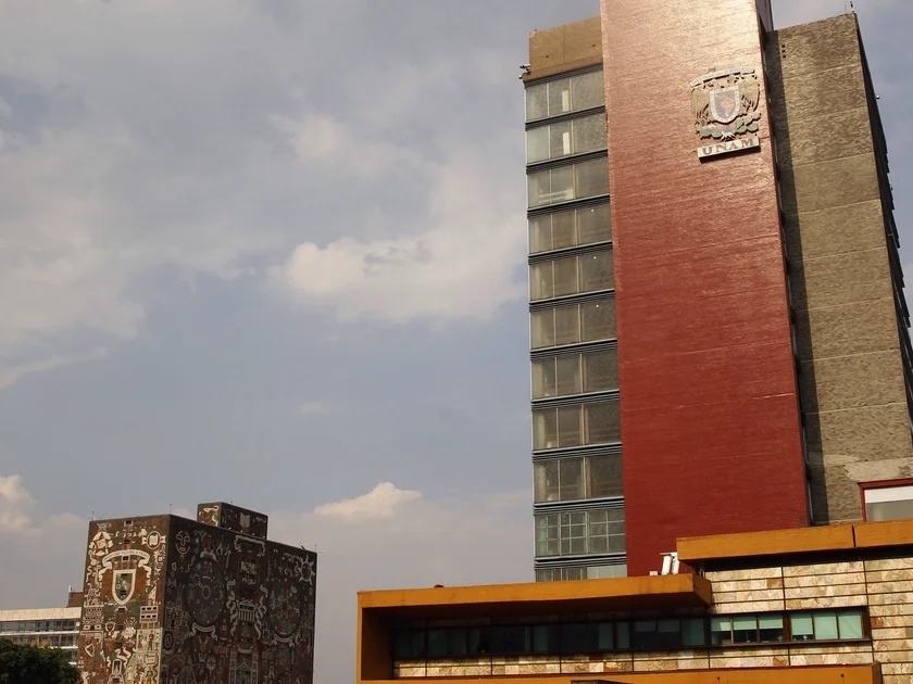 Fotografía de archivo que muestra la Biblioteca Central y Torre de Rectoría de la Universidad Nacional Autónoma de México (UNAM), en la Ciudad de México (México). EFE/José Méndez
