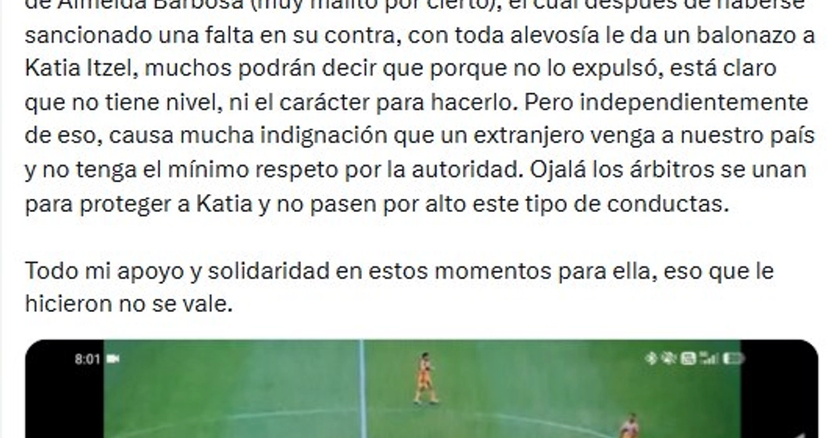 Durante el Querétaro vs Tigres, Paulo Víctor le dio deliberadamente un balonazo en el rostro a la árbitra y comentaristas como Francisco Chacón cuestionaron su autoridad. (X/ @pacochaconmx)