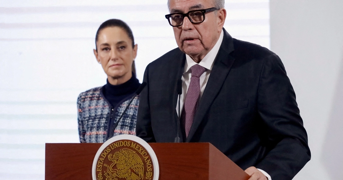 FOTO DE ARCHIVO: El gobernador de Sinaloa, Rubén Rocha, habla con los medios de comunicación durante una rueda de prensa junto a la presidenta de México, Claudia Sheinbaum, en el Palacio Nacional, en Ciudad de México, México, el 26 de junio de 2025. REUTERS/Luis Barro/Foto de archivo