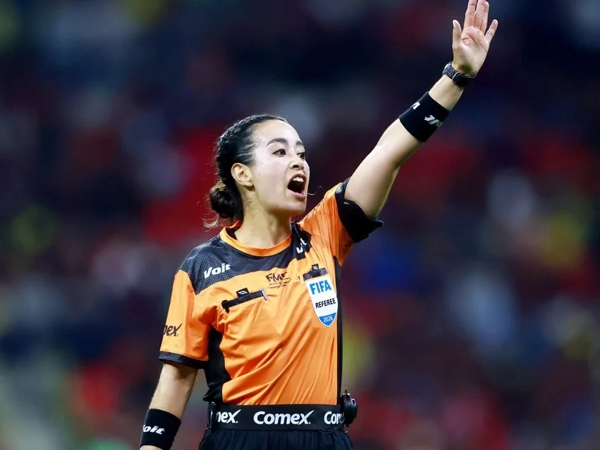 Se reveló un video en el que un fan pidió la firma al cierre del Charlotte FC vs Pumas y la silbante se negó por tratarse de la camiseta del club. REUTERS/Eloisa Sanchez
