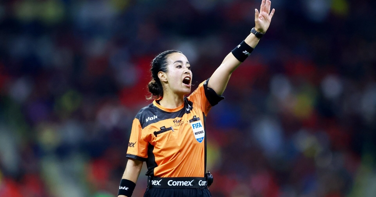 Se reveló un video en el que un fan pidió la firma al cierre del Charlotte FC vs Pumas y la silbante se negó por tratarse de la camiseta del club. REUTERS/Eloisa Sanchez