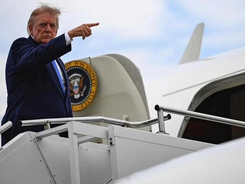 Donald Trump al abordar el Air Force One en el aeropuerto de Morristown, Nueva Jersey. (02.08.2026)