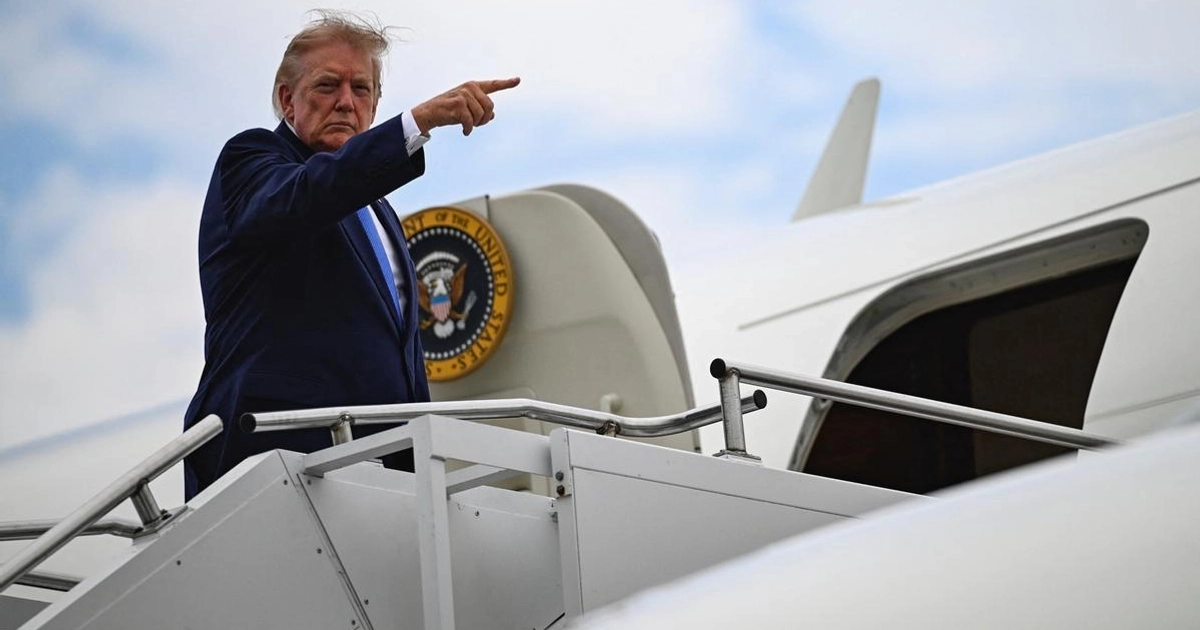 Donald Trump al abordar el Air Force One en el aeropuerto de Morristown, Nueva Jersey. (02.08.2026)