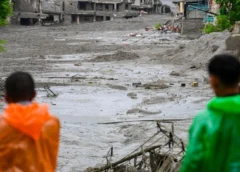 Dos hombres observan la destrucción causada por la riada en Nuwakot.