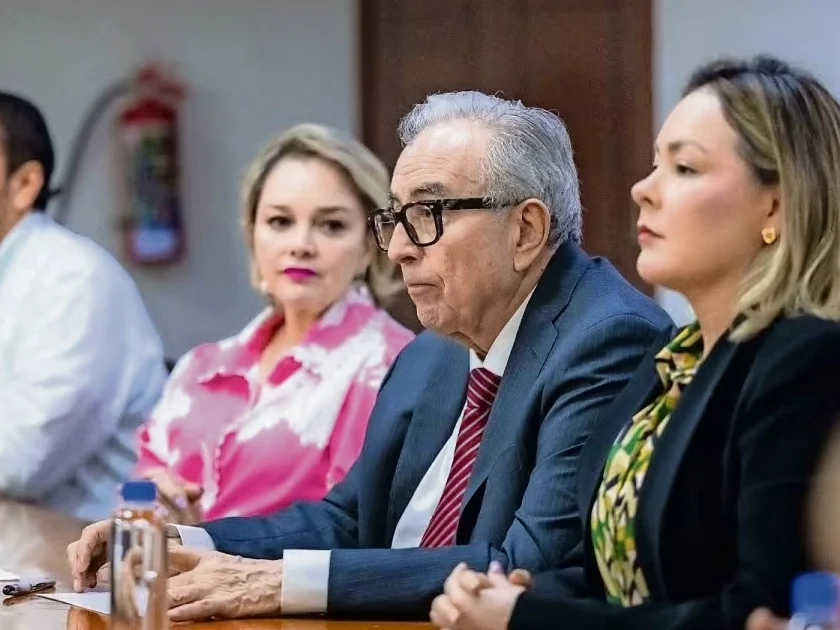 Rubén Rocha Moya (centro) regresó al cargo tras solicitar en mayo pasado licencia temporal al Congreso de Sinaloa. Foto: Especial