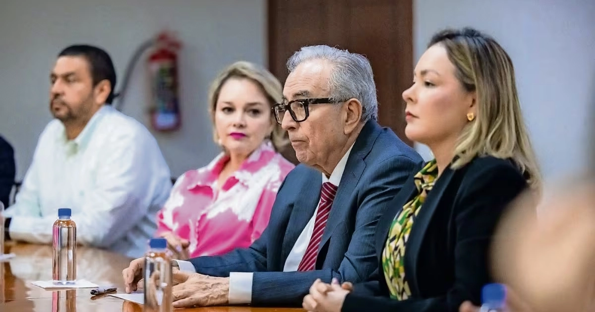Rubén Rocha Moya (centro) regresó al cargo tras solicitar en mayo pasado licencia temporal al Congreso de Sinaloa. Foto: Especial
