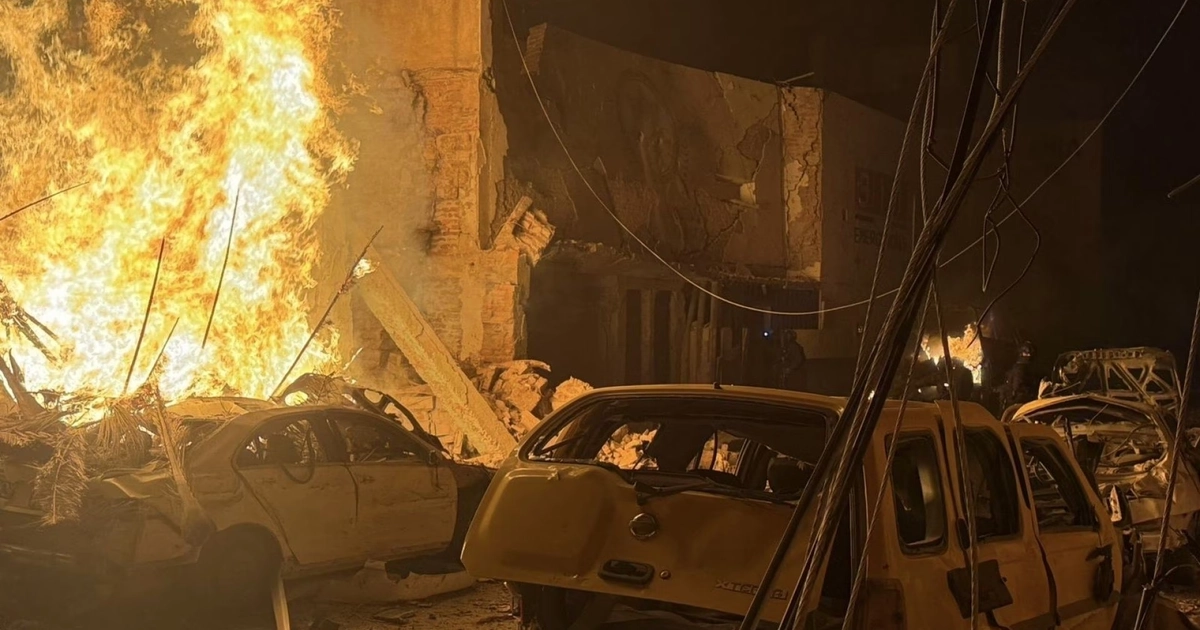 OJOCALIENTE, ZACATECAS, 30AGOSTO2026.- Alrededor de las 20:00 hrs se registró una fuerte explosión frente a la sede de la Policía Municipal. Los primeros reportes oficiales indican que un vehículo fue utilizado con un artefacto dañando completamente toda la oficina policial, las casas contiguas y de enfrente y varios vehículos. Hasta el momento se informó que por lo menos seis personas se encuentran con heridas de gravedad. FOTO: ESPECIAL /CUARTOSCURO.COM