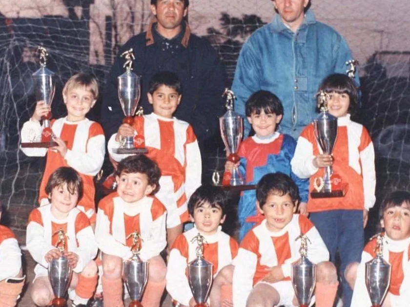 Jorge, parado con campera azul, posa con el equipo de Lionel (segundo de los agachados, de izquierda a derecha) en Abanderado Grandoli