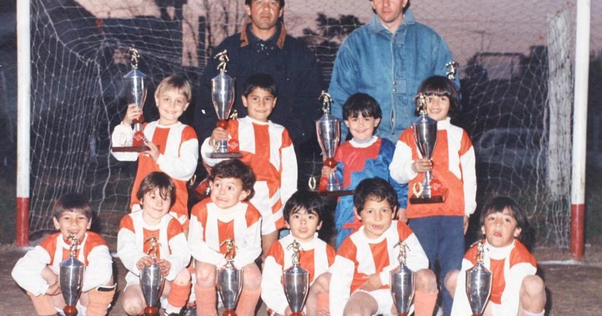 Jorge, parado con campera azul, posa con el equipo de Lionel (segundo de los agachados, de izquierda a derecha) en Abanderado Grandoli