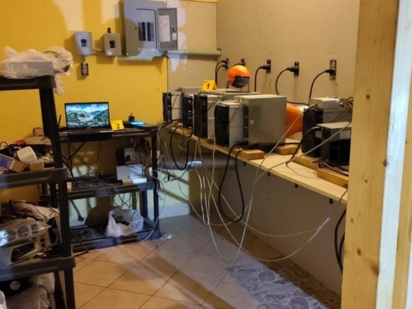 Fiscalía de Tamaulipas asegura equipos para minar criptomonedas en Camargo; investigan posible robo de energía. Foto: Especial.