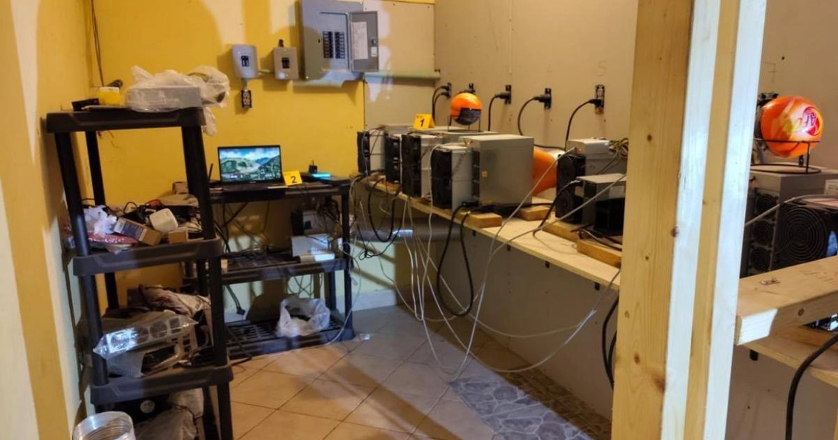 Fiscalía de Tamaulipas asegura equipos para minar criptomonedas en Camargo; investigan posible robo de energía. Foto: Especial.
