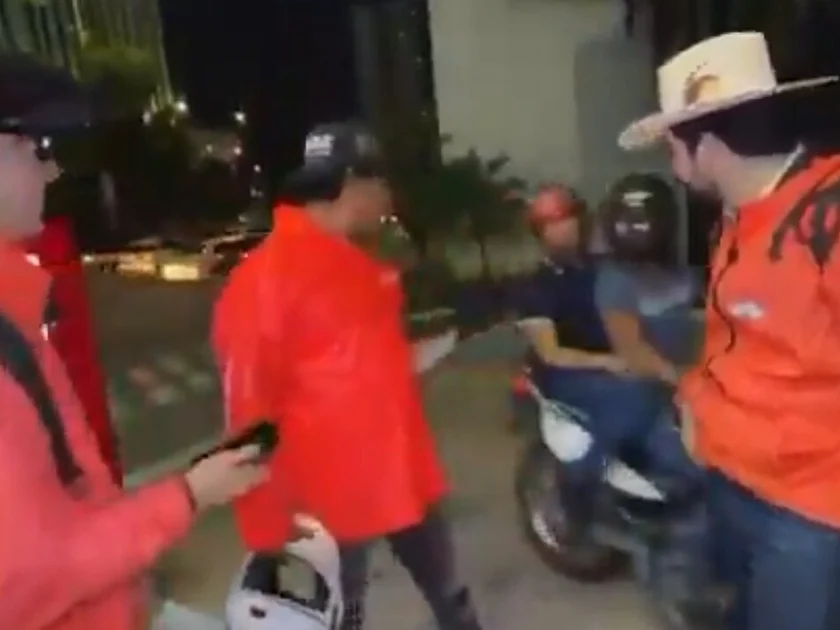 Momento del asesinato de César Gastélum. Sicarios a bordo de una motocicleta le dispararon en la cabeza. (Captura de pantalla)