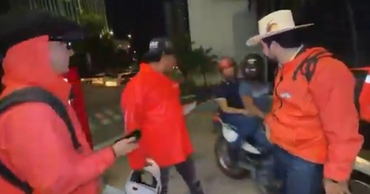 Momento del asesinato de César Gastélum. Sicarios a bordo de una motocicleta le dispararon en la cabeza. (Captura de pantalla)