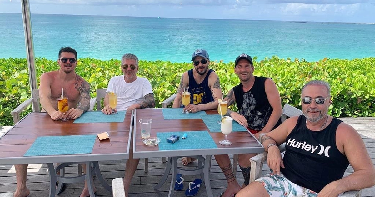 Jorge Messi, de remera blanca, durante las vacaciones del 2021 junto a dos de sus hijos