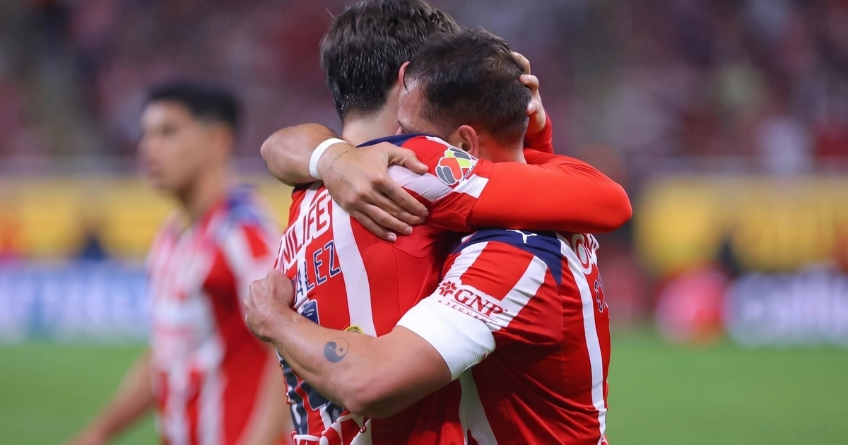 Los jugadores mexicanos protagonizan emotivo abrazo en Chivas (Imagen Ilustrativa Infobae)