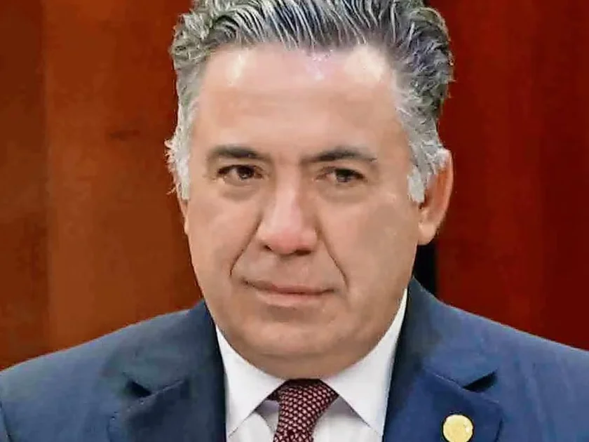 Acudí sin acompañamiento jurídico y como abogado de mí mismo. Ratifico que es mi disposición indeclinable atender todo requerimiento. ENRIQUE INZUNZA CÁZAREZ, Senador de Morena por Sinaloa.