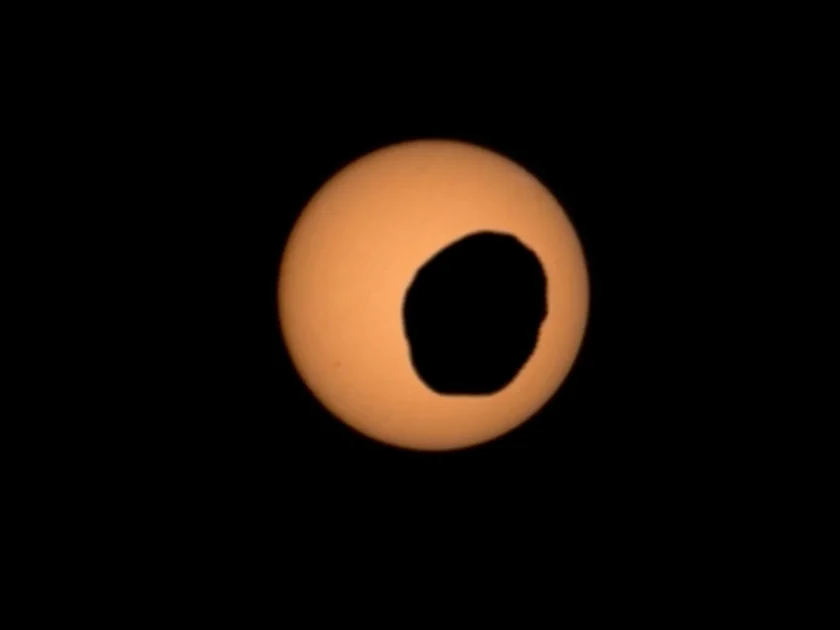 El rover Perseverance de la NASA registró un nuevo tránsito de Fobos frente al Sol en Marte el 12 de agosto de 2026.