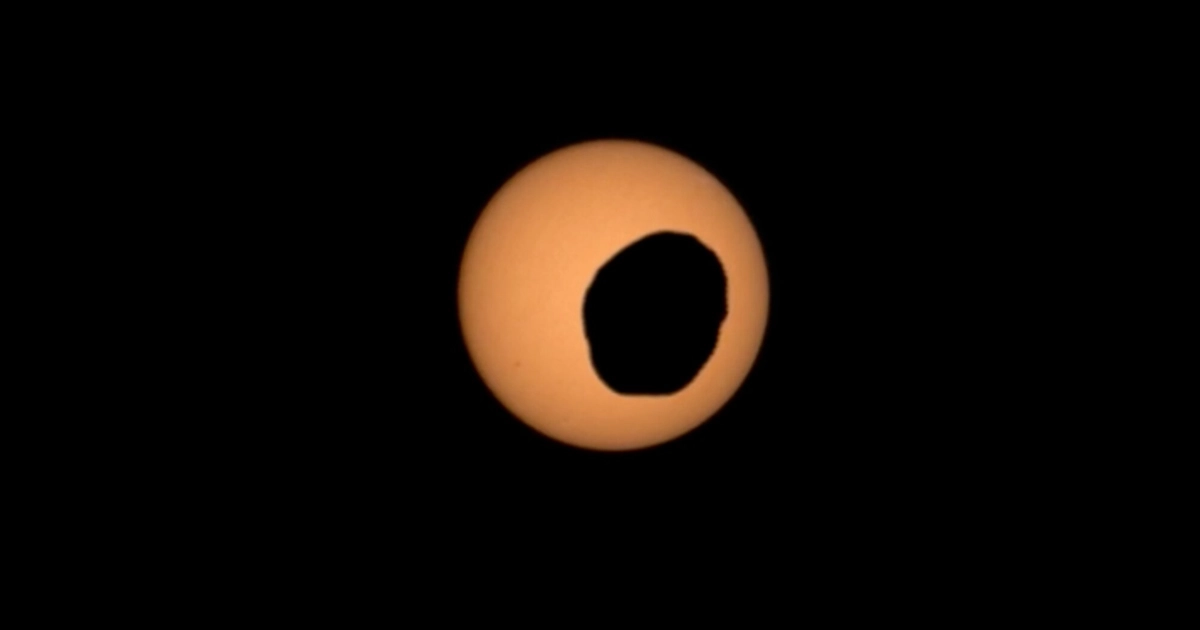 El rover Perseverance de la NASA registró un nuevo tránsito de Fobos frente al Sol en Marte el 12 de agosto de 2026.