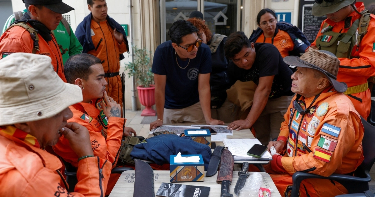 Héctor Méndez, conocido como 'El Chino' —líder del grupo de rescate Topos Azteca, de 78 años—, se prepara con su equipo antes de salir a buscar cuerpos tras las inundaciones provocadas por fuertes lluvias en Valencia, España, el 14 de noviembre de 2024. REUTERS/Eva Manez
