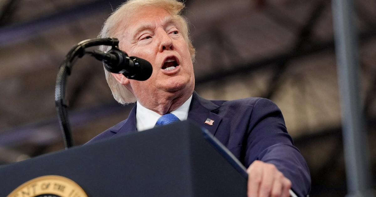 El mandatario republicano afirmó que Teherán enfrenta una fuerte presión militar y sostuvo que Washington mantiene bloqueado el paso de embarcaciones por la estratégica vía marítima. “Ningún barco puede pasar a menos que nosotros queramos”, agregó (REUTERS/Ken Cedeno)