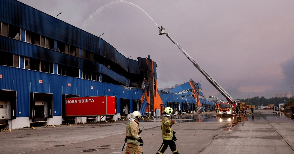 Bomberos trabajan en un centro logístico de la tienda en línea ucraniana Rozetka tras ser alcanzado durante una noche de ataques rusos con misiles y drones, en el marco de la ofensiva de Rusia contra Ucrania, en la región de Kiev, Ucrania, el 5 de agosto de 2026 (REUTERS/Thomas Peter)