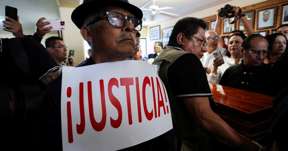 Periodistas exigen justicia durante el funeral de Francisco Alejandro Leyva, comunicador asesinado mientras desayunaba en San Pablo Etla, Oaxaca, el pasado 22 de julio. (Crédito: Reuters)