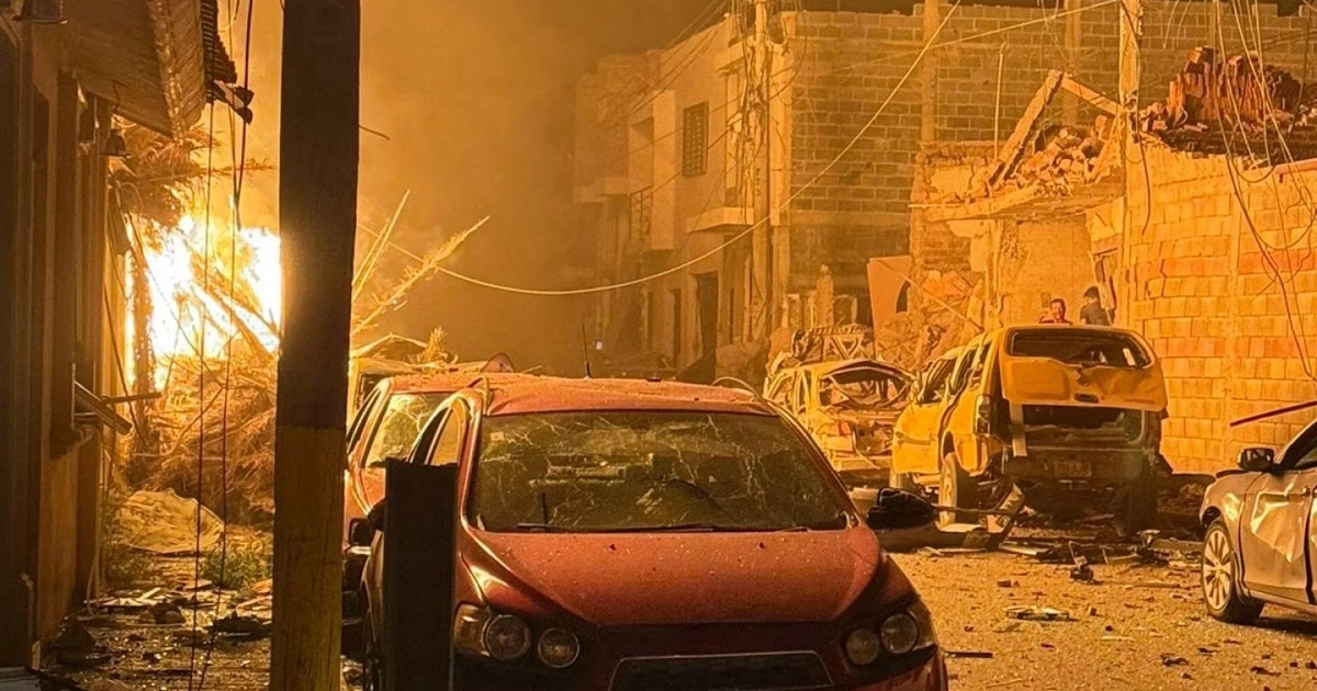 OJOCALIENTE, ZACATECAS, 30AGOSTO2026.- Alrededor de las 20:00 hrs se registró una fuerte explosión frente a la sede de la Policía Municipal. Los primeros reportes oficiales indican que un vehículo fue utilizado con un artefacto dañando completamente toda la oficina policial, las casas contiguas y de enfrente y varios vehículos. Hasta el momento se informó que por lo menos seis personas se encuentran con heridas de gravedad. FOTO: ESPECIAL /CUARTOSCURO.COM