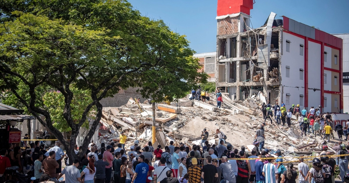 Vecinos y personal de emergencias excavan entre los escombros de un edificio derrumbado tras un terremoto, en Cali, Colombia, 10 de agosto, 2026 - crédito Christian Escobar Mora/Reuters