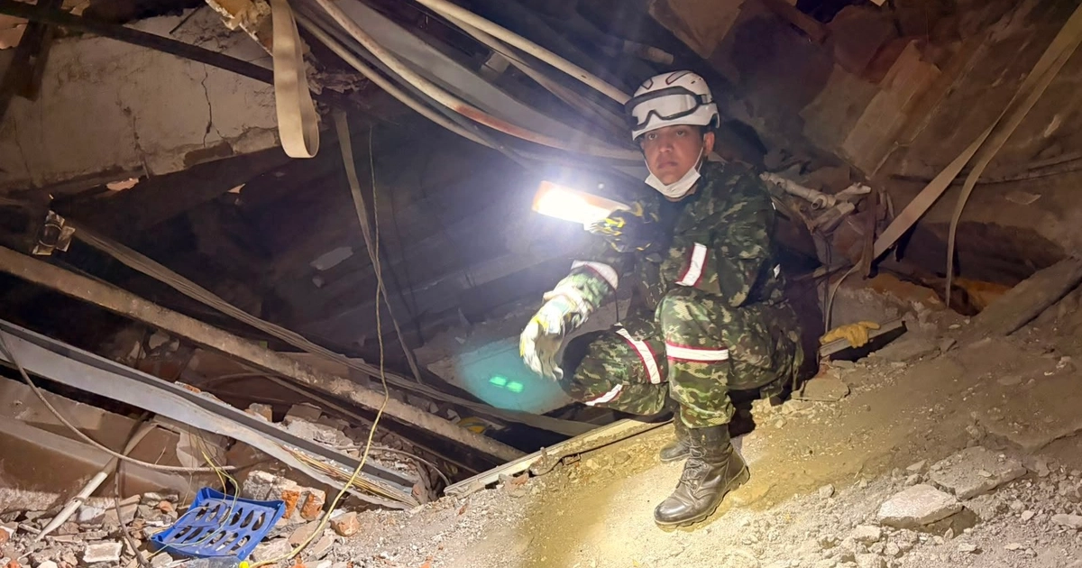 Soldados del Ejército participaron en las labores de búsqueda y rescate entre los escombros de las estructuras afectadas por el terremoto en Colombia - crédito Ejército Nacional
