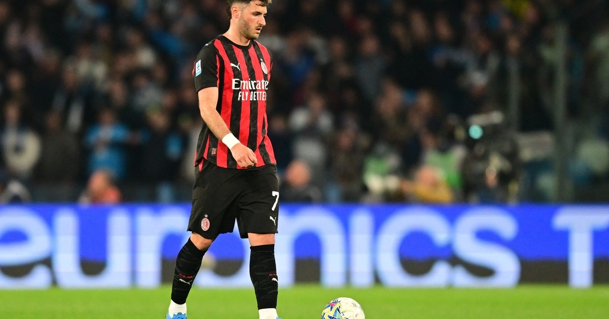 Soccer Football - Serie A - Napoli v AC Milan - Stadio Diego Armando Maradona, Naples, Italy - April 6, 2026 AC Milan's Santiago Gimenez looks dejected after Napoli's Matteo Politano scores their first goal REUTERS/Daniele Mascolo