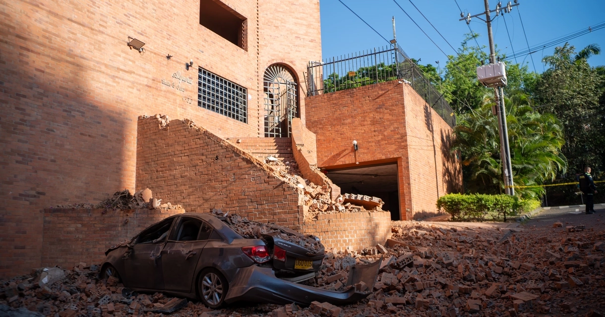 Edificio afectado por el terremoto, en Cali, este lunes.