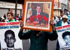 Padres de los 43 de Ayotzinapa piden fortalecer la investigación contra Ángel Aguirre tras reunirse con Sheinbaum. (Foto AP/Eduardo Verdugo, archivo)