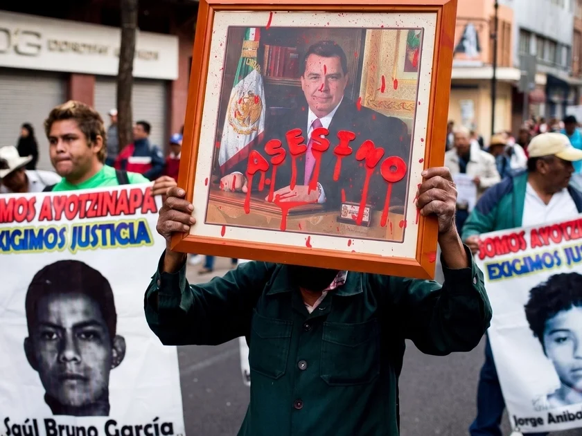 Padres de los 43 de Ayotzinapa piden fortalecer la investigación contra Ángel Aguirre tras reunirse con Sheinbaum. (Foto AP/Eduardo Verdugo, archivo)