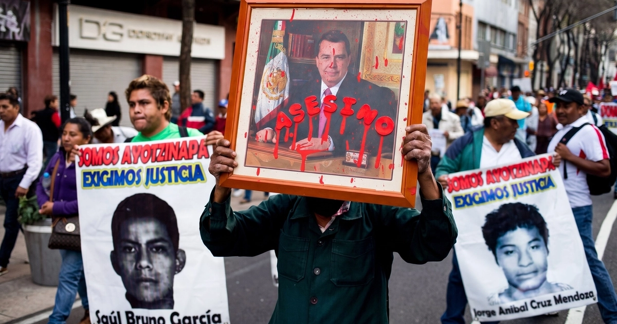 Padres de los 43 de Ayotzinapa piden fortalecer la investigación contra Ángel Aguirre tras reunirse con Sheinbaum. (Foto AP/Eduardo Verdugo, archivo)