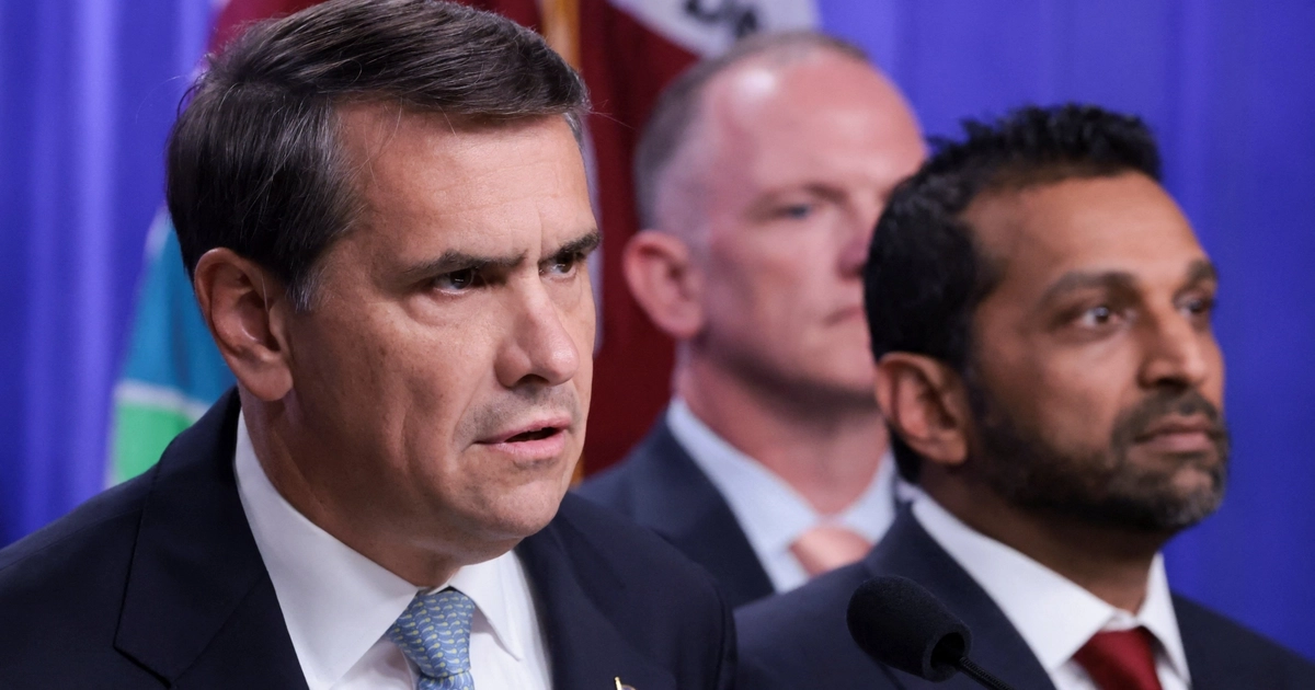 El fiscal general interino de Estados Unidos, Todd Blanche, junto con el director del FBI, Kash Patel, y otros funcionarios, anuncian nuevas medidas de la administración Trump contra el Cártel Jalisco Nueva Generación (CJNG) durante una conferencia de prensa en el Departamento de Justicia en Washington, D.C., Estados Unidos, el 5 de agosto de 2026. REUTERS/Jonathan Ernst
