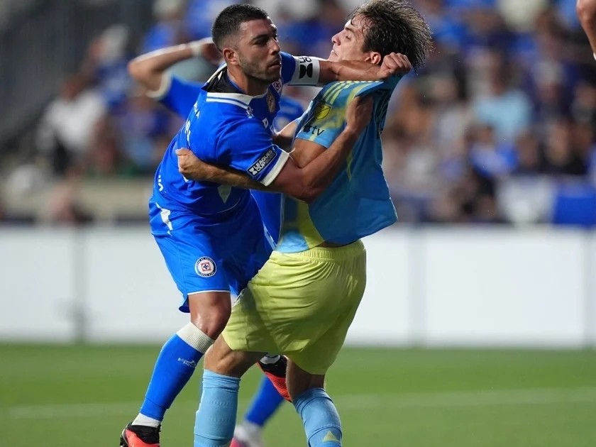 Erik Lira no fue convocado con Cruz Azul para el partido contra el Atlas (REUTERS)