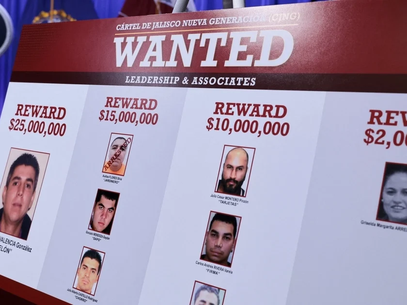 Un cartel con imágenes de miembros buscados del Cártel Jalisco Nueva Generación (CJNG) el día de una conferencia de prensa para anunciar nuevas acciones de la administración Trump contra el CJNG, en el Departamento de Justicia en Washington, D.C., EE. UU., el 5 de agosto de 2026. REUTERS/Jonathan Ernst