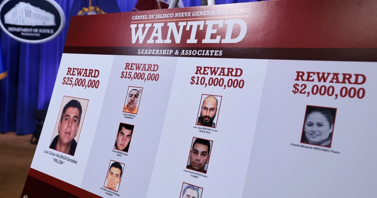 Un cartel con imágenes de miembros buscados del Cártel Jalisco Nueva Generación (CJNG) el día de una conferencia de prensa para anunciar nuevas acciones de la administración Trump contra el CJNG, en el Departamento de Justicia en Washington, D.C., EE. UU., el 5 de agosto de 2026. REUTERS/Jonathan Ernst