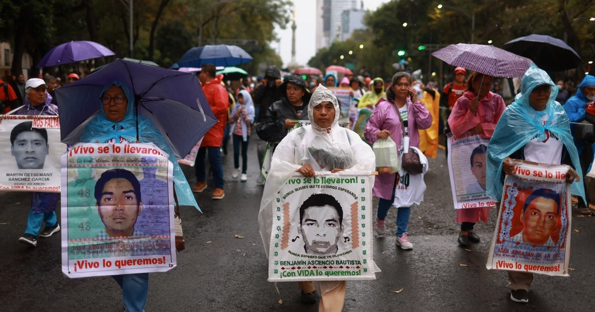 Los familiares de los estudiantes desaparecidos de la Escuela Normal Rural «Raúl Isidro Burgos» de Ayotzinapa participan en una manifestación para conmemorar el 11.º aniversario de la desaparición de 43 estudiantes, en Ciudad de México, México, el 26 de septiembre de 2025. REUTERS/Raquel Cunha