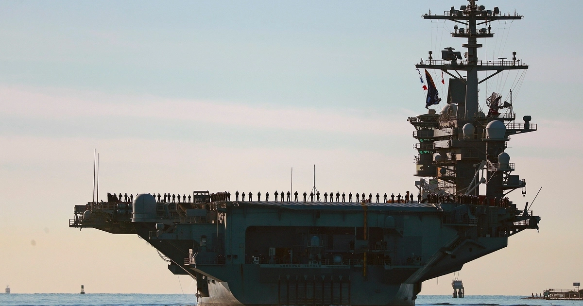 El portaaviones USS Abraham Lincoln zarpando de San Diego, California (AP/Archivo)