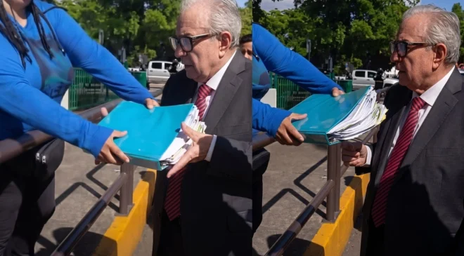 Madres buscadoras reciben a Rocha Moya con carpeta de investigación sobre desaparecidos a su regreso a Palacio de Gobierno en Sinaloa