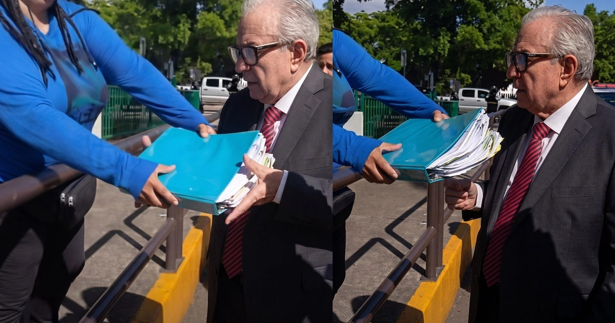 Madres buscadoras recibieron al gobernador con una carpeta de investigación sobre los desaparecidos (Captura de pantalla de un video difundido por el medio Los Noticieristas)